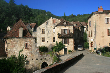 Fototapeta na wymiar medieval houses and street in saint-cirq-la-popie (france)
