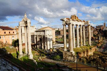 Römische Ruinen in Rom, das Forum, die architektonischen Säulen, die die Geschichte des alten Roms bezeugen
