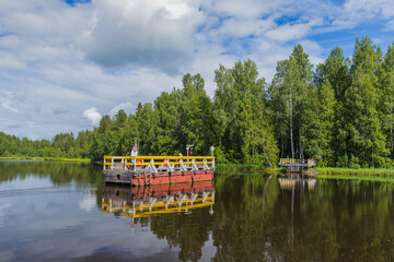 Obraz premium Ferry in the village of Mandrogi Russia