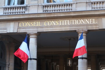Portique d'entrée du Conseil constitutionnel à Paris, avec deux drapeaux français (France)