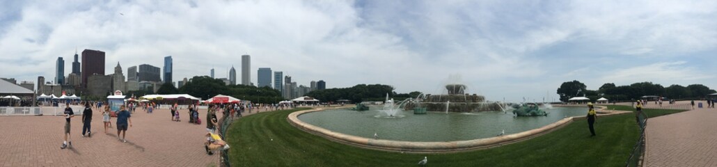 Buckingham, fountain with downton Chicago on the background