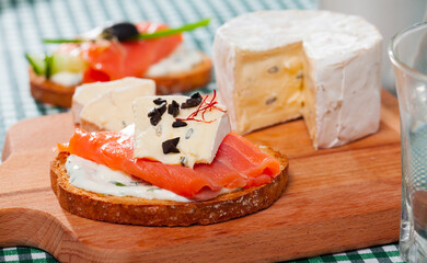 Bruschetta with slice of marinated salmon, cambozola cheese and mayonnaise sauce