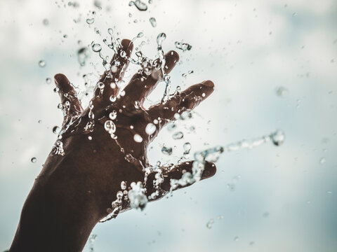 Eau ruisselant d'une main