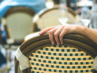 main d'une femme qui attend un rendez-vous à la terrasse d'un café