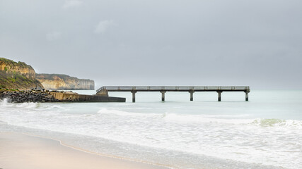 Ponton sur Omaha beach en Normandie en été, France. Les plages du débarquement.