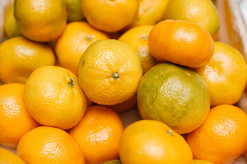  Fresh mandarins on fruit market, close up. Boxes full of ripe mandarin oranges for sale on farmers market. Fresh fruit display in shop. Juicy mandarin orange at the greengrocer's stall.