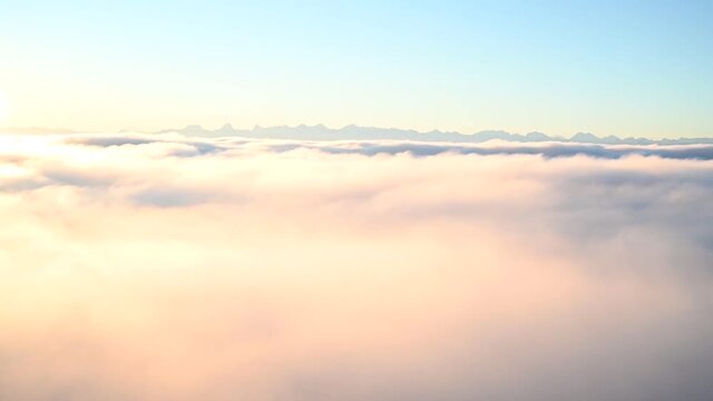 Berge mit starkem Nebel, &uuml;ber den Wolken, Schneeberge in der Ferne, Fernweh, Wintertraum, dichte Wolken, 