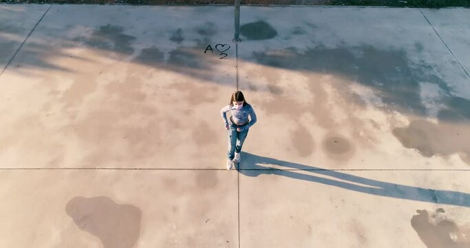 vista cenital desde dron de ni&ntilde;a bailando para tik tok