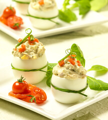 huevos cocidos rellenos de salsa tártara