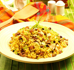 arroz integral salteado con frutos secos, azafrán y canela