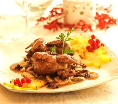 codornices rellenas de foie al oporto con salsa de champi&ntilde;ones
