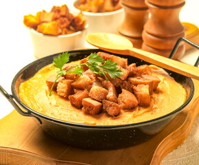 gachas manchegas con tocino y pan frito