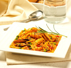guiso de fideos con mariscos y verduras
