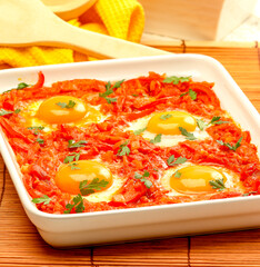 huevos al horno con pimientos y tomates