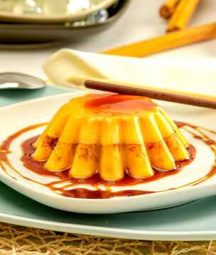 flan de huevo y avellanas con caramelo casero 

