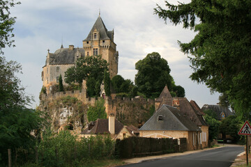 Fototapeta na wymiar medieval montfort castle and houses in vitrac (france) 