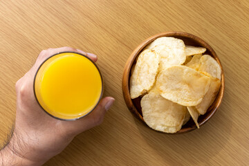 おやつのイメージ（ポテトチップス、オレンジジュース)