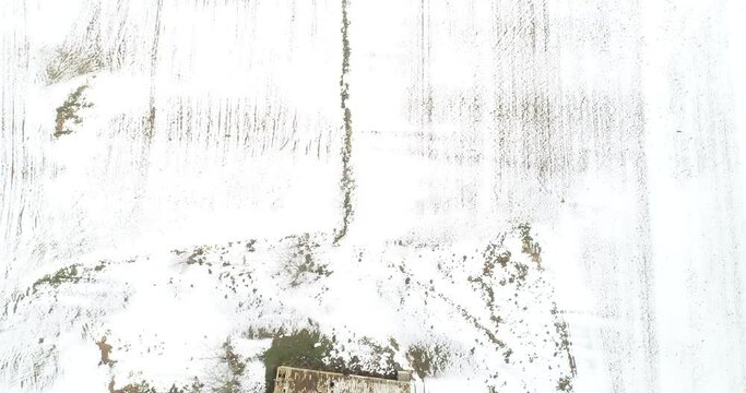 Casa nevada en campo drone