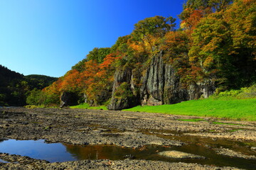 岩手県花巻市　紅葉の平良木の立岩