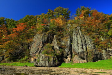 岩手県花巻市　紅葉の平良木の立岩