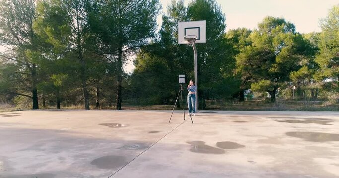 ni&ntilde;a en pista de baloncesto haciendo una coreograf&iacute;a para redes