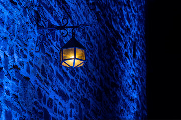 Laterne Lampe Burg Altena Weihnachten Advent Winter blau Mauer Wand Licht Glühbirne Romantik Mittelalter Nostalgie Vintage Schein Gemäuer Illumination Wärme Dunkelheit Schatten Erleuchtung Kontrast 