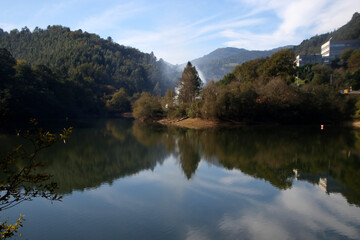 Fototapeta na wymiar Lake in the interior of Basque Country