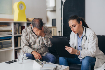 Obraz premium woman doctor visiting patient at his home