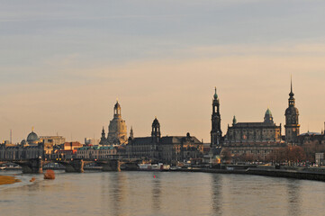 Fototapeta na wymiar Germany: Dresdens Skyline riverside