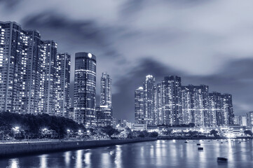 Obraz premium Seaside high rise residential building in Hong Kong city at night