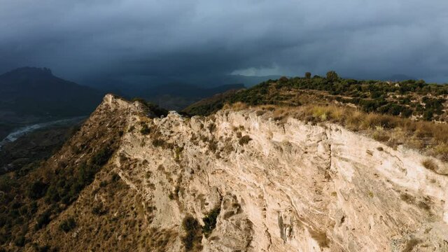 Parete rocciosa di una montagna 
