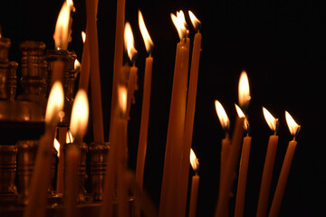 Luces de las velas en el interior de un monasterio ortodoxo del barrio de Plaka, en Atenas