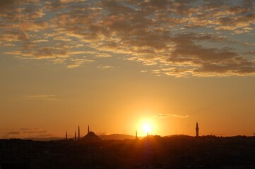 Coloreado amanecer en Estambul (Turquía)