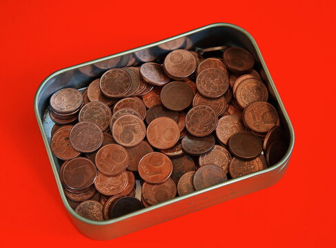 Ein-Cent-M&uuml;nzen in alter Tabakdose