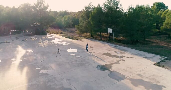 vista a&eacute;rea de cancha baloncesto con ni&ntilde;a con mascarilla bailando para redes