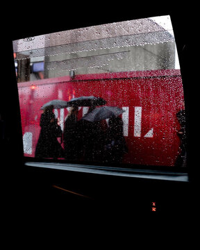 London aus dem Fenster des Taxis w&auml;hrend Regens