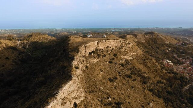 Costone roccioso ripido per scalata 