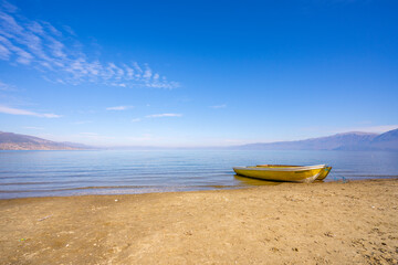 Naklejka premium Wooden boats at pier on mountain lake
