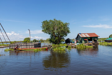 Fototapeta na wymiar Maison flottante sur la rivière Sangker, Cambodge