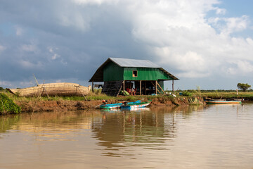 Ferme sur pilotis sur la rivière Sangker, Cambodge