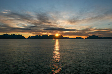 Mitternachtssonne über den Lofoten in Norwegen