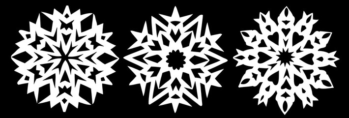 Verschiedene Schneeflocken als Scherenschnitt in Schwarz-Weiss
