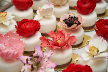 Fototapeta na wymiar Flower cakes background. Birthday cupcakes with flowers.