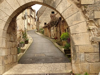 Obraz premium Portada de Rocamadour, ciudad medieval emplazada en la roca, Francia, con callejuela vacía por coronavirus