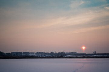 Fototapeta na wymiar Pink sunrise over the lake.