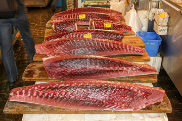 Frischer Thunfisch auf einem Fischmarkt