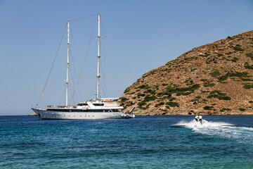 Segelyacht in einer Bucht am Mittelmeer