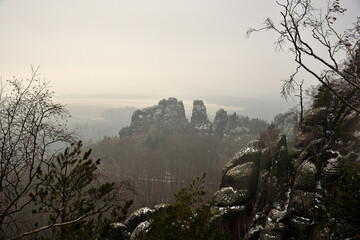 Ein Blick auf die Schrammsteine im Nationalpark Sächsische Schweiz an einem frostigen Wintermorgen