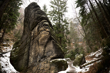 Winterliches Elbsandsteingebirge mit einer Treppe die an einer Fels vorbei f&uuml;hrt