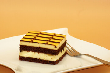 Eierlikörkuchen auf einem Teller